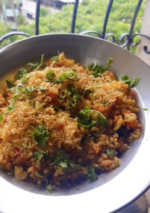 गरम भेळ (garam bhel recipe in marathi) रेसिपी चे मुख्य फोटो 