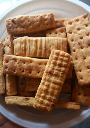 A picture of Cheddar cheese cookies/cracker.