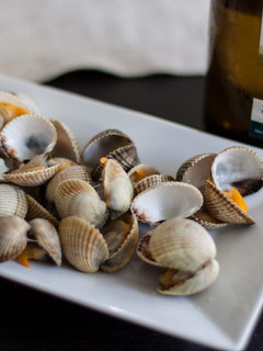 Una foto de Berberechos al albariño