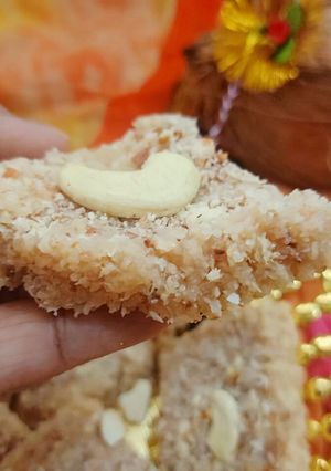 रक्षाबंधन विशेष नारळाची वडी (naralachi wadi recipe in marathi) रेसिपी चे मुख्य फोटो