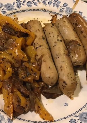 Une photo de Saucisses alsaciennes fumées aux poivrons jaunes et oignon