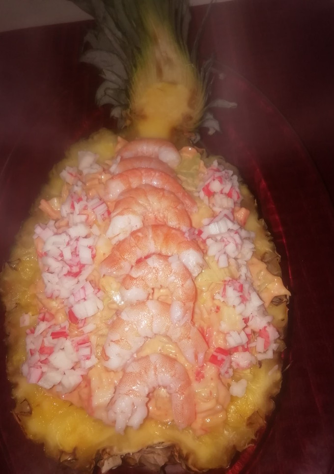 Una foto de Góndola de piña rellena de cóctel de marisco