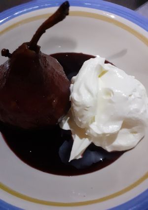 Una foto de Peras al vino tinto