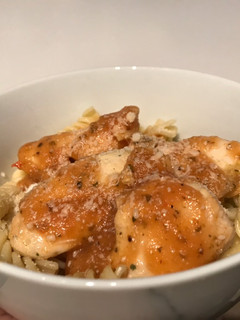 Una foto de Pasta de tomate natural, acompañada de fusilli y pollo