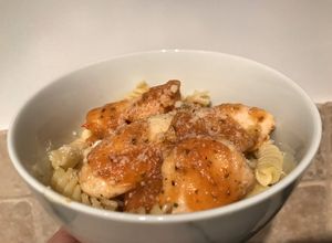 Una foto de Pasta de tomate natural, acompañada de fusilli y pollo