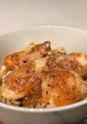 Una foto de Pasta de tomate natural, acompañada de fusilli y pollo