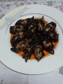 Una foto de Chipirones rellenos de arroz y jamón serrano