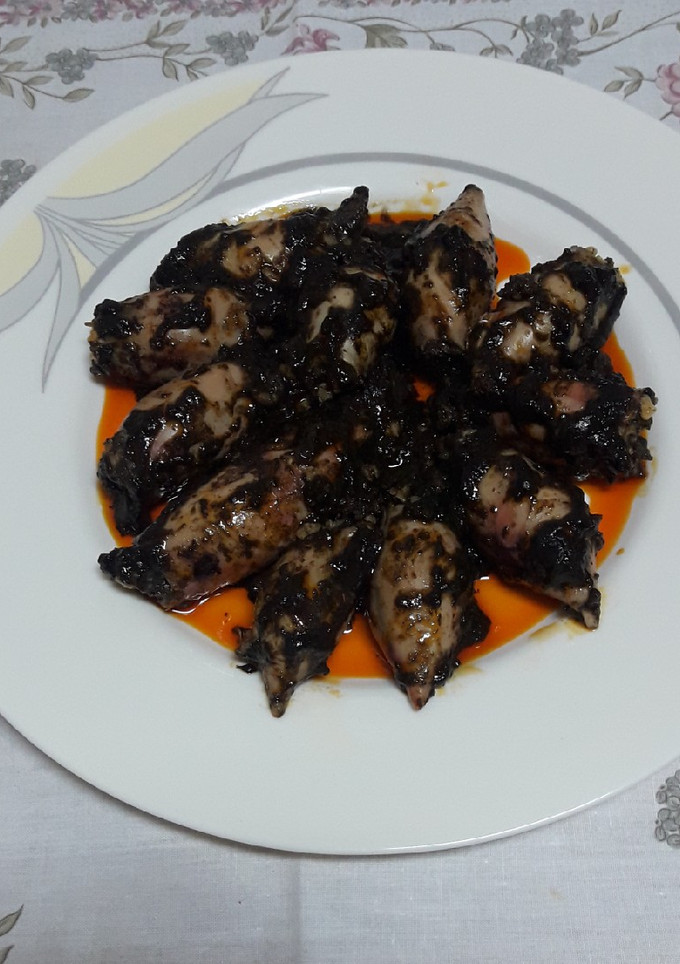 Una foto de Chipirones rellenos de arroz y jamón serrano
