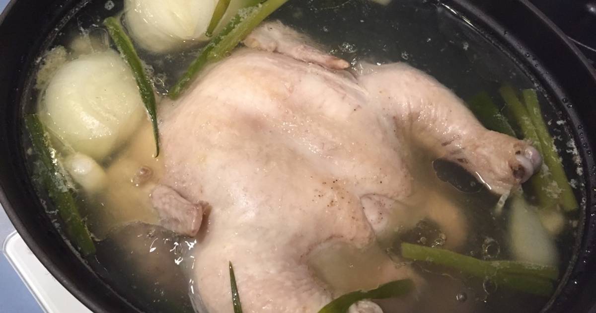 Суп из замороженной курицы. Курица отварная целая. Курица для варки. Вареная курица в кастрюле. Цельная вареная курица.