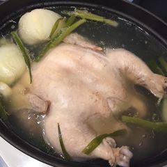 Boiled whole chicken 茹で鶏 A picture of Boiled whole chicken 茹で鶏.