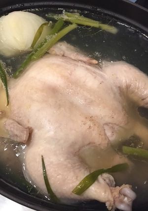 A picture of Boiled whole chicken 茹で鶏.