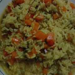 Una foto de Arroz azafranado con vegetales