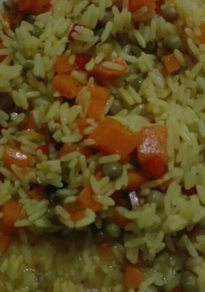 Una foto de Arroz azafranado con vegetales
