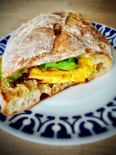 Una foto de Bocadillo entre tortillas