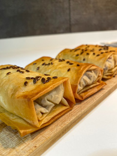 Una foto de Rollitos de pasta filo rellenos de carne