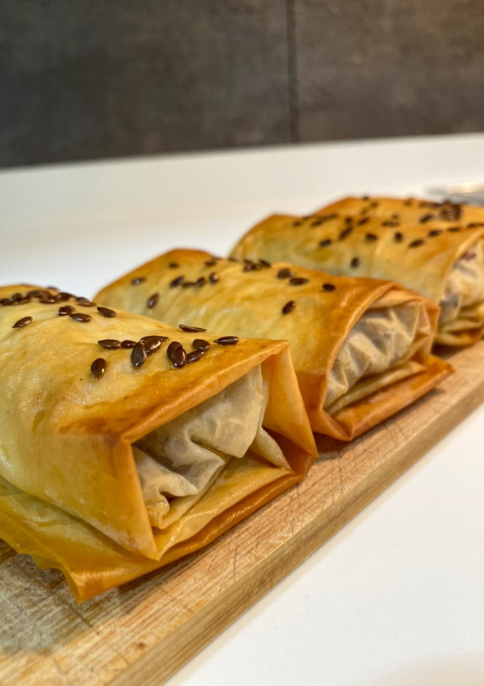 Una foto de Rollitos de pasta filo rellenos de carne