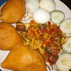 A picture of Moimoi with meat balls and cabbage ʂąųƈɛ😋😋.