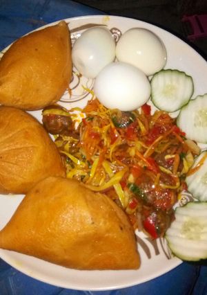 A picture of Moimoi with meat balls and cabbage ʂąųƈɛ😋😋.