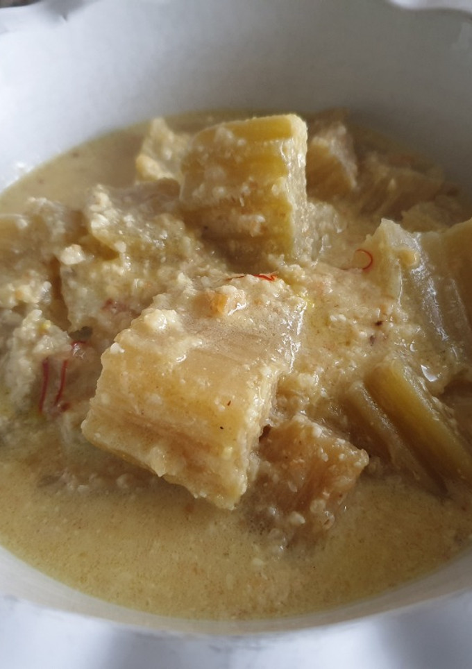 Una foto de Cardos en salsa de almendras y piñones