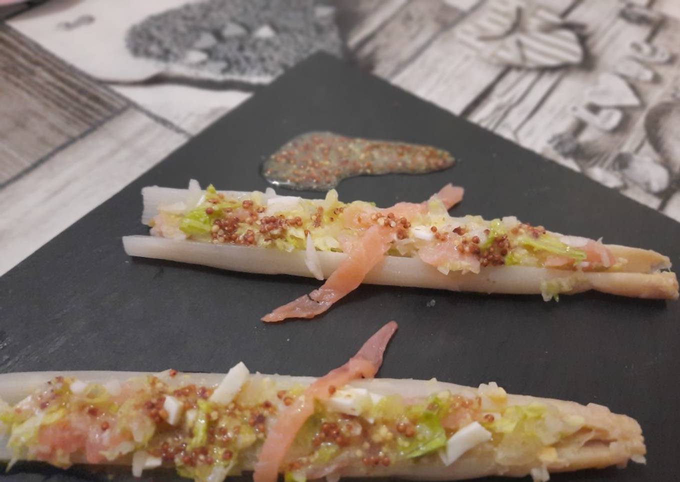 Espárragos rellenos de salmón con vinagreta de mostaza antigua