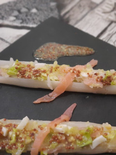 Una foto de Espárragos rellenos de salmón con vinagreta de mostaza antigua