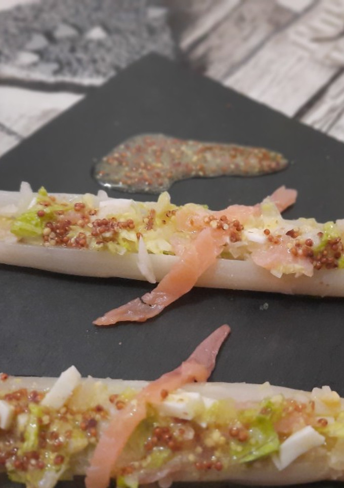 Una foto de Espárragos rellenos de salmón con vinagreta de mostaza antigua