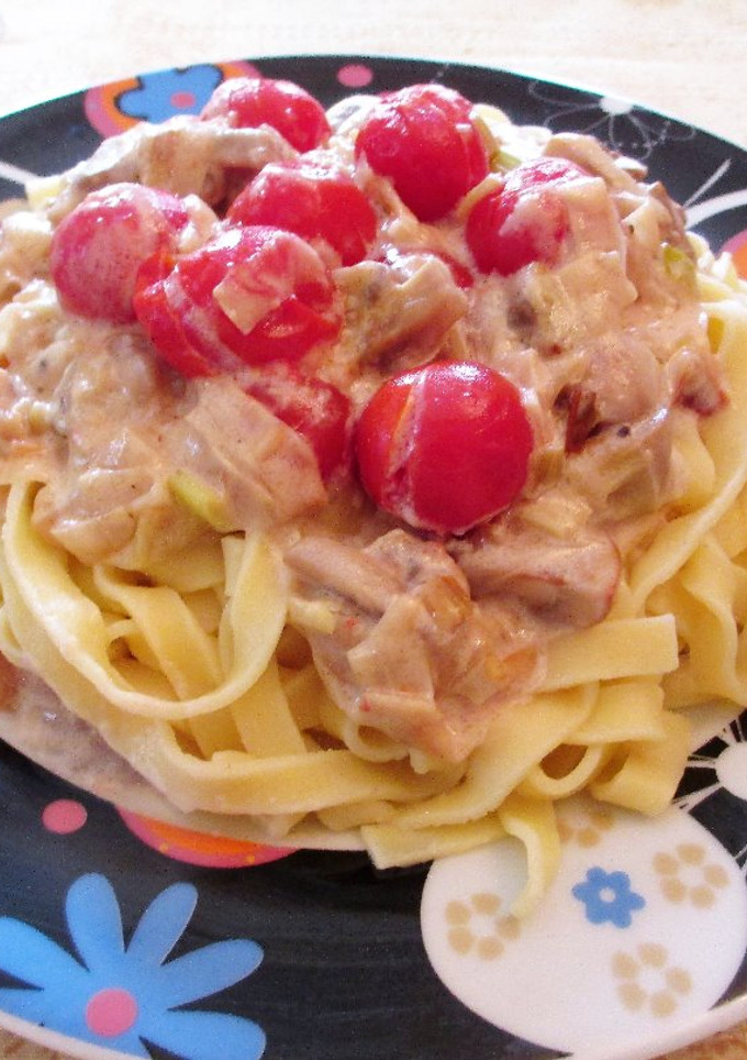 Una foto de Tagliatelle con salsa de champiñones y tomatitos cherry