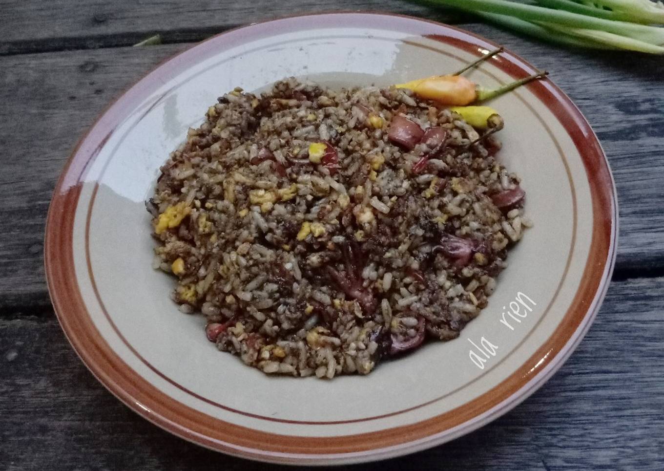 Nasi goreng survya dengan cumi hitam