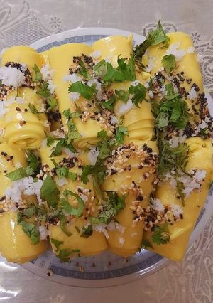 A picture of Tadka sesame khandvi.