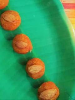 கேரட் தேங்காய் லட்டு செய்முறை முக்கிய புகைப்படம்