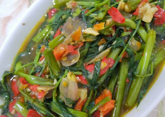 Cara Membuat 65. Tumis Kangkung Terasi yang Bisa Manjain Lidah