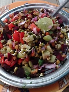 अंकुरित मूंग,चना सलाद(Ankurit moong,chana salad recipe in Hindi) रेसिपी मुख्य फोटो