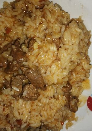 Una foto de Guiso de arroz con carne😋