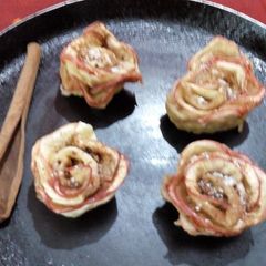 A picture of Rose shaped apple.