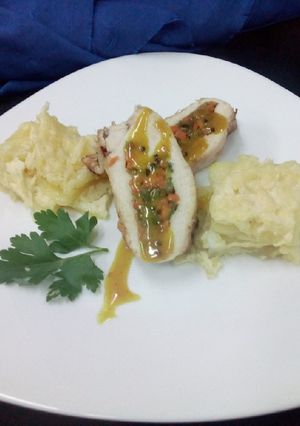 Una foto de Pechuga y pata muslo rellena de jamón queso y verduras a la Isma