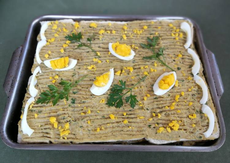 Budín en frío de pan de molde con salsa de aguacate y atún