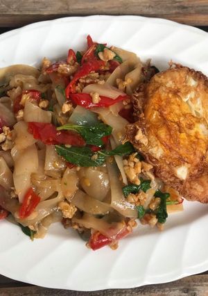 รูปของ เส้นใหญ่ผัดกะเพราไก่สับ ไข่ดาวกรอบ