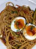 Noodles japoneses con verduras y huevo