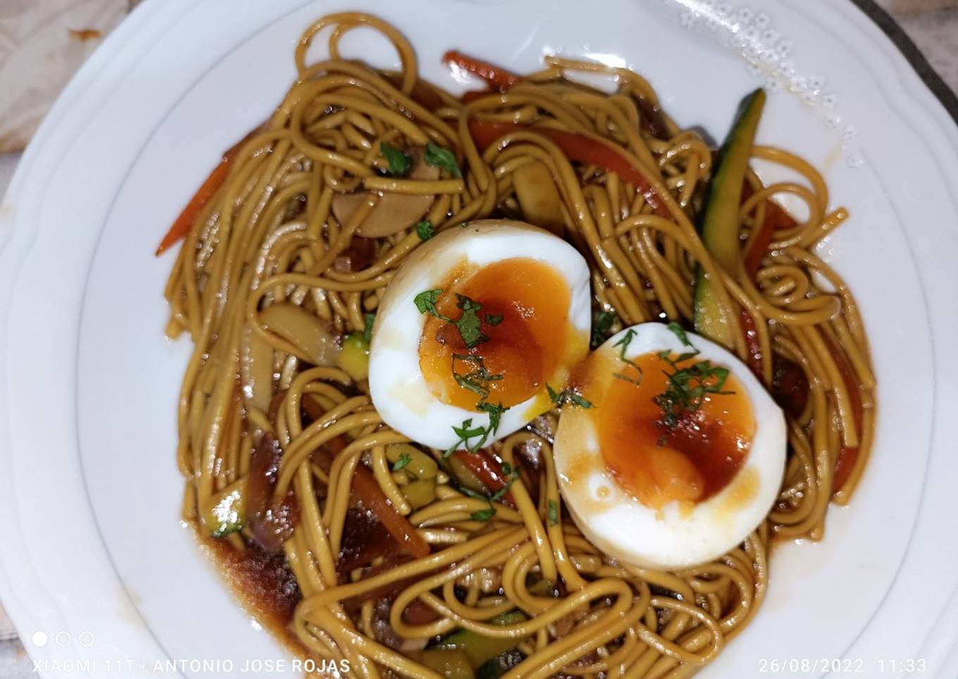 Noodles japoneses con verduras y huevo