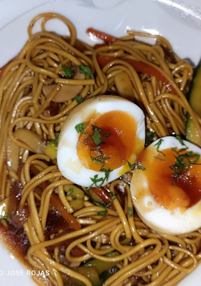 Una foto de Noodles japoneses con verduras y huevo