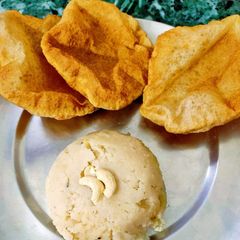 A picture of Halwa puri.