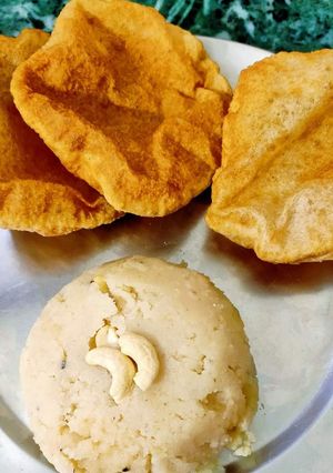 A picture of Halwa puri.