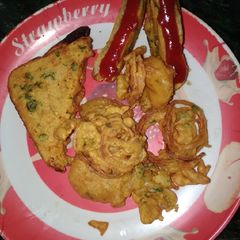 A picture of Bread, potato and onion Pakoda.