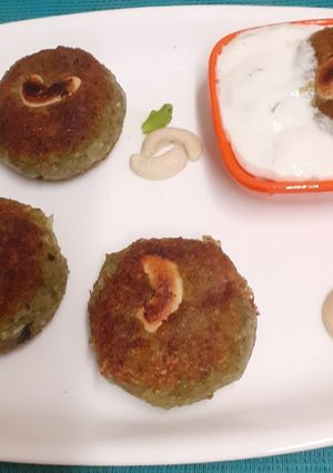 A picture of Hare Bhare Vratwale Sweet Potato & Paneer Croquettes With Exotic Yoghurt Chilli Dip.