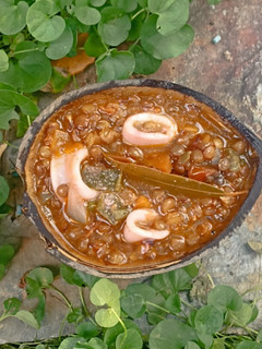 Una foto de Lentejas con calamares