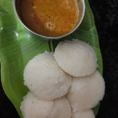A picture of Idli sambhar.