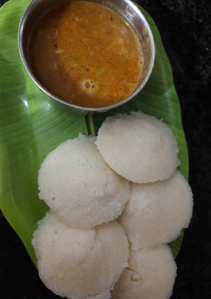 A picture of Idli sambhar.