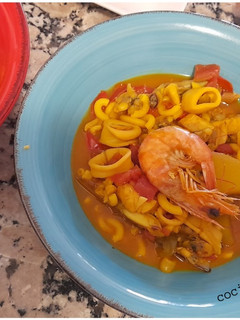 Una foto de Fideuá de marisco, pescado y patatas