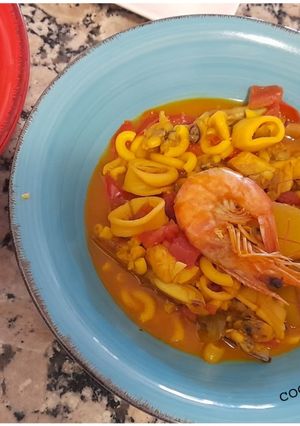 Una foto de Fideuá de marisco, pescado y patatas