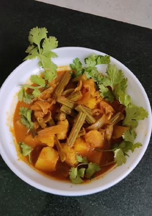 A picture of Aloo Drumstick curry.